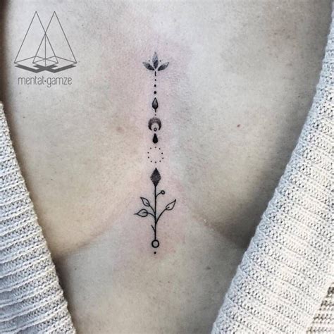 tattoo en medio de los senos|Tatuajes Elegantes en Medio de los Senos para Mujeres 